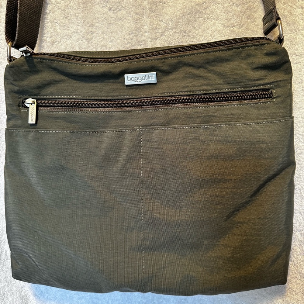 NWOT BAGGALLINI CROSSBODY BAG.